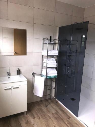 Cocina equipada con mesa de comedor